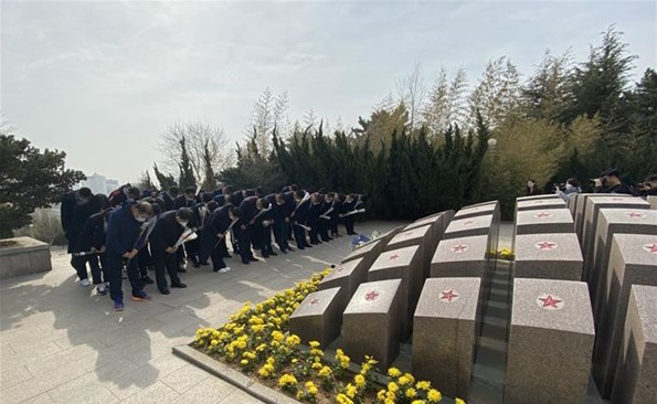 崇尚英雄 爭(zhēng)做先鋒——威海產(chǎn)投集團(tuán)開展清明節(jié)緬懷英烈活動(dòng)